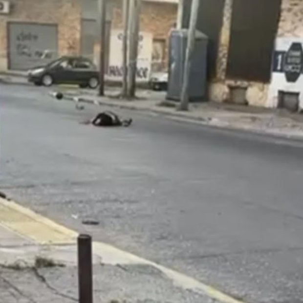 Video: El momento en que un motociclista murió al impactar contra una soga colocada en un corte de calle por un carnaval