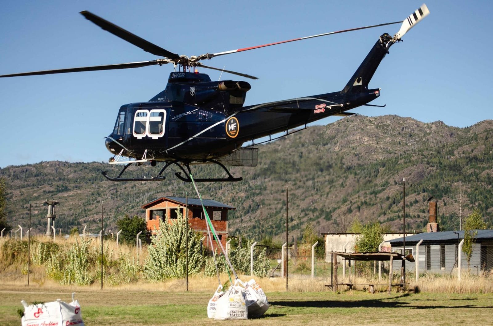 Restauración de bosque nativo: Trasladaron más de 20 mil plantines en un operativo aéreo para reforestar zonas afectadas por incendios