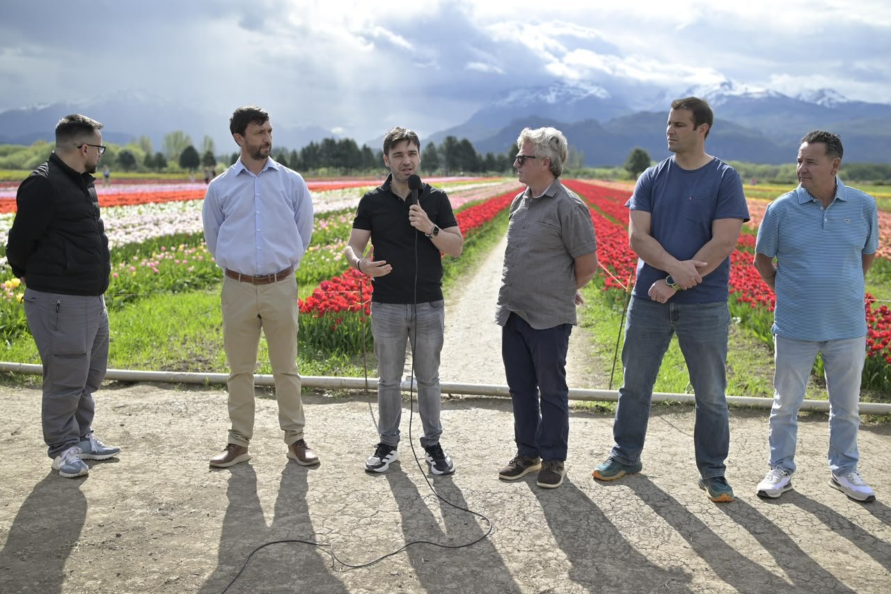 En la apertura de la Temporada de Tulipanes, Torres confirmó que se licitarán nuevas obras para ampliar el aeropuerto de Esquel