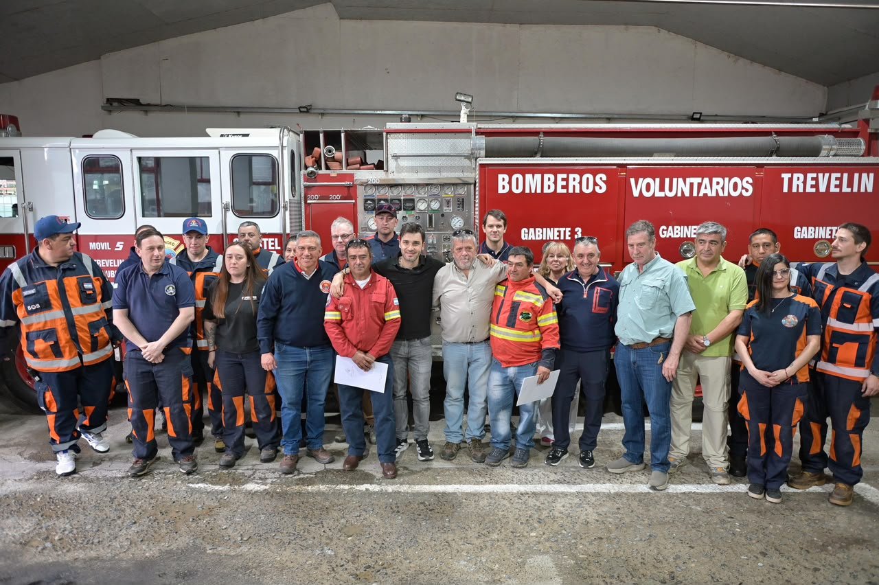 Torres firmó un convenio para incorporar ocho camiones a los Bomberos Voluntarios de Chubut
